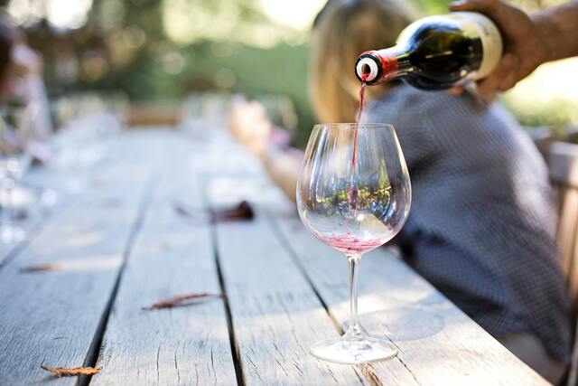 vin versé dans un verre pour aérer le vin